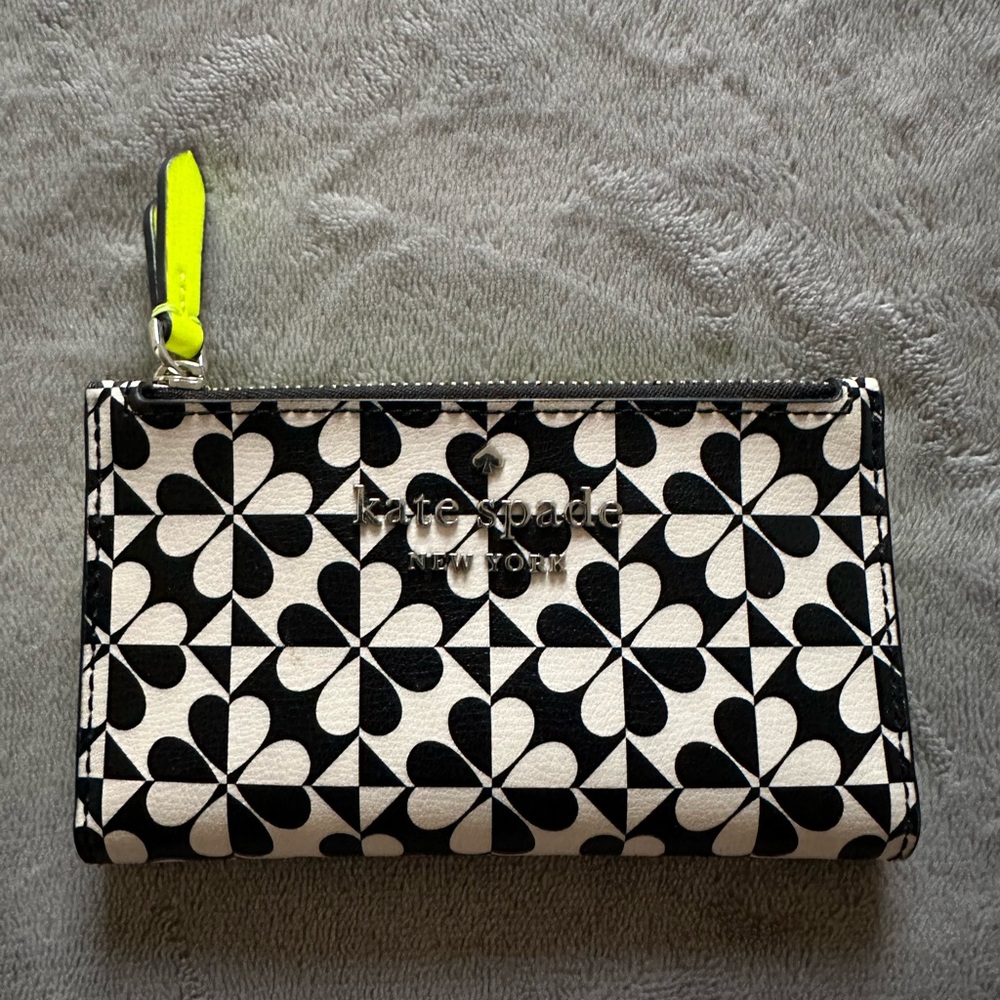 KATE SPADE- small slim bifold wallet with signature flower pattern
